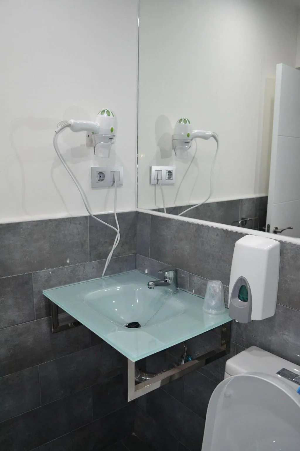 Room, Hostal Meyra, Madrid