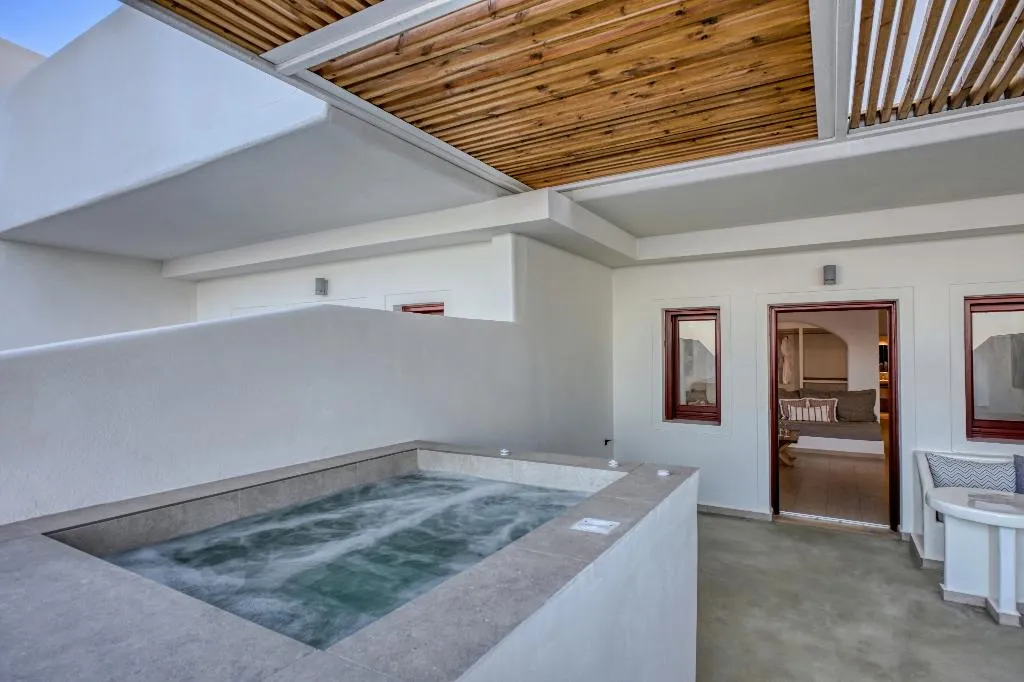 SUITE WITH JACUZZI Room, splendour hotel and suites, Santorini