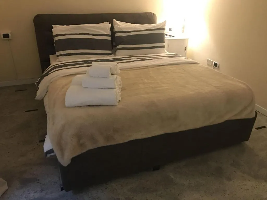 Room, Thea Monza, Milan
