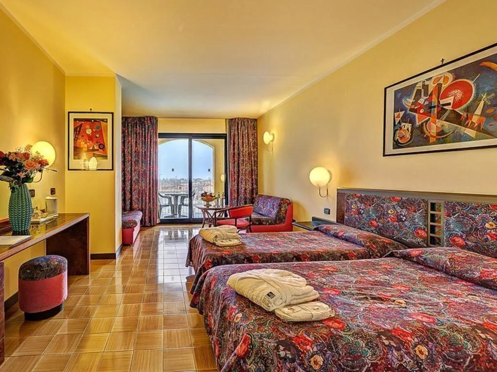 TRIPLE DELUXE Room, Caesar Palace, Catania