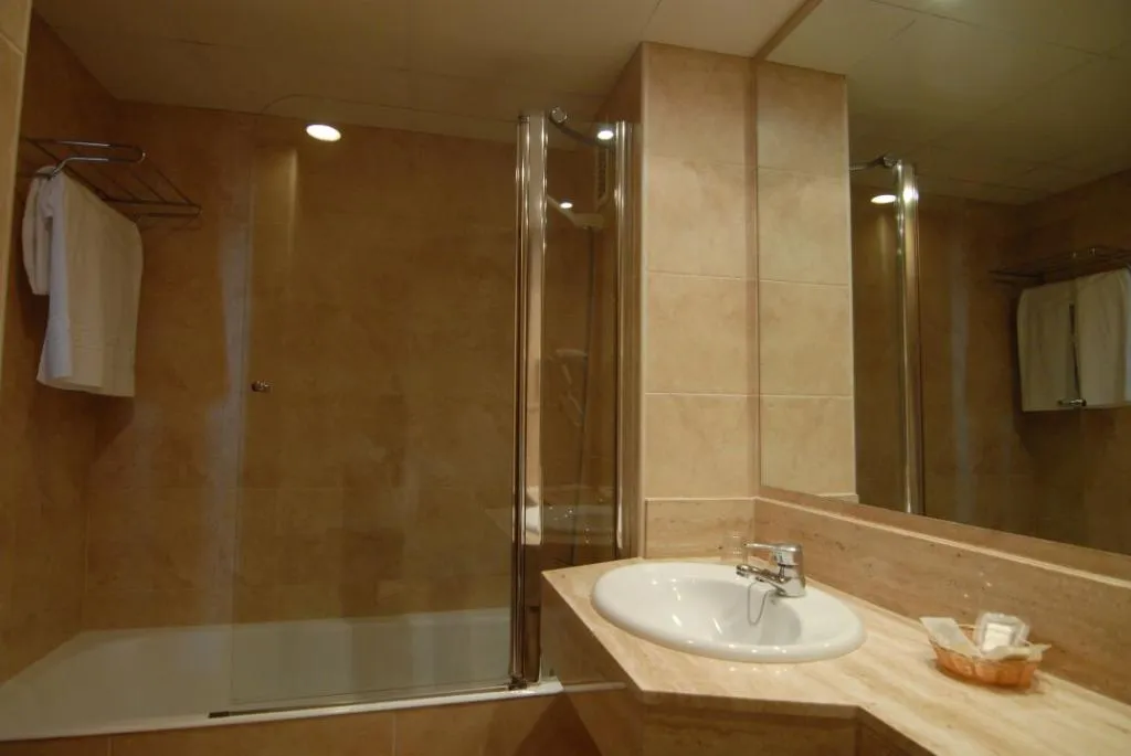 TRIPLE STANDARD Room, Beverly Park, Costa Brava