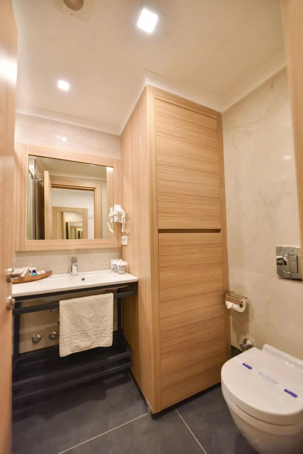 Room, Alesta Midtown, Dalaman