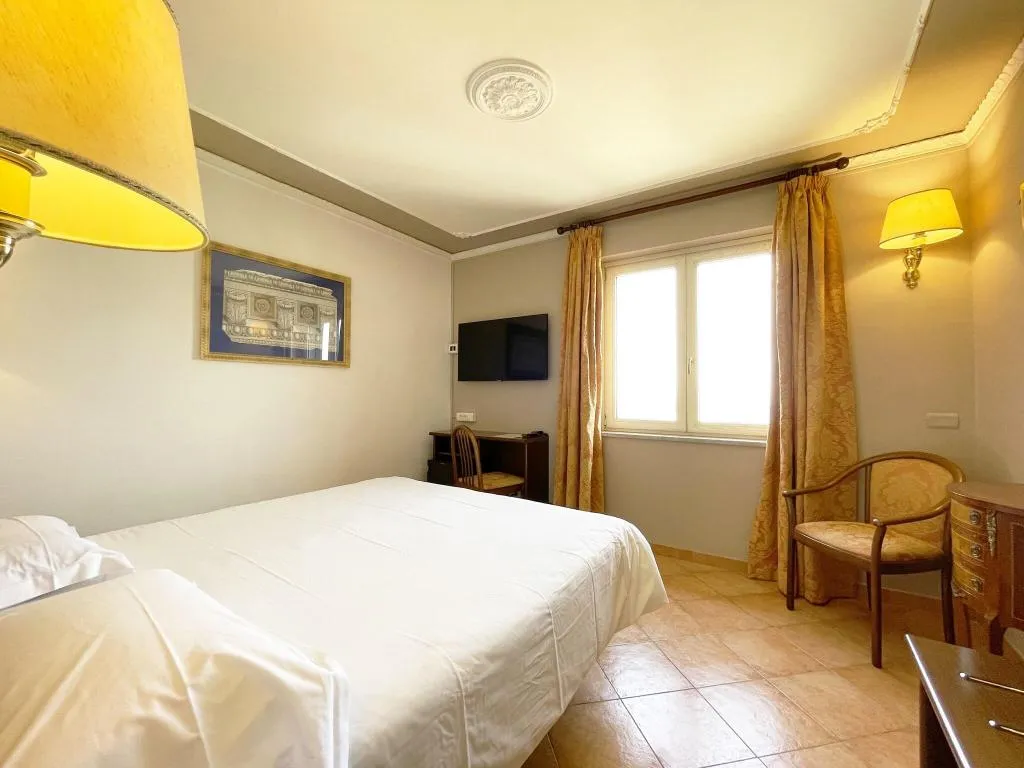 DOUBLE CLASSIC QUEEN BED Room, Hotel Central, Naples