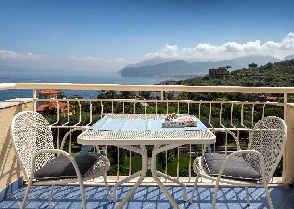 TRIPLE SEA VIEW WITH BALCONY Room, Grand Hotel Vesuvio, Naples