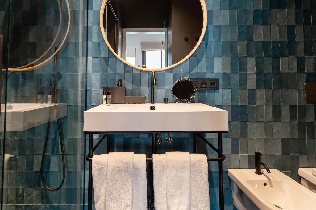 Room, Welldone Quality-Crystal Pool, Seville