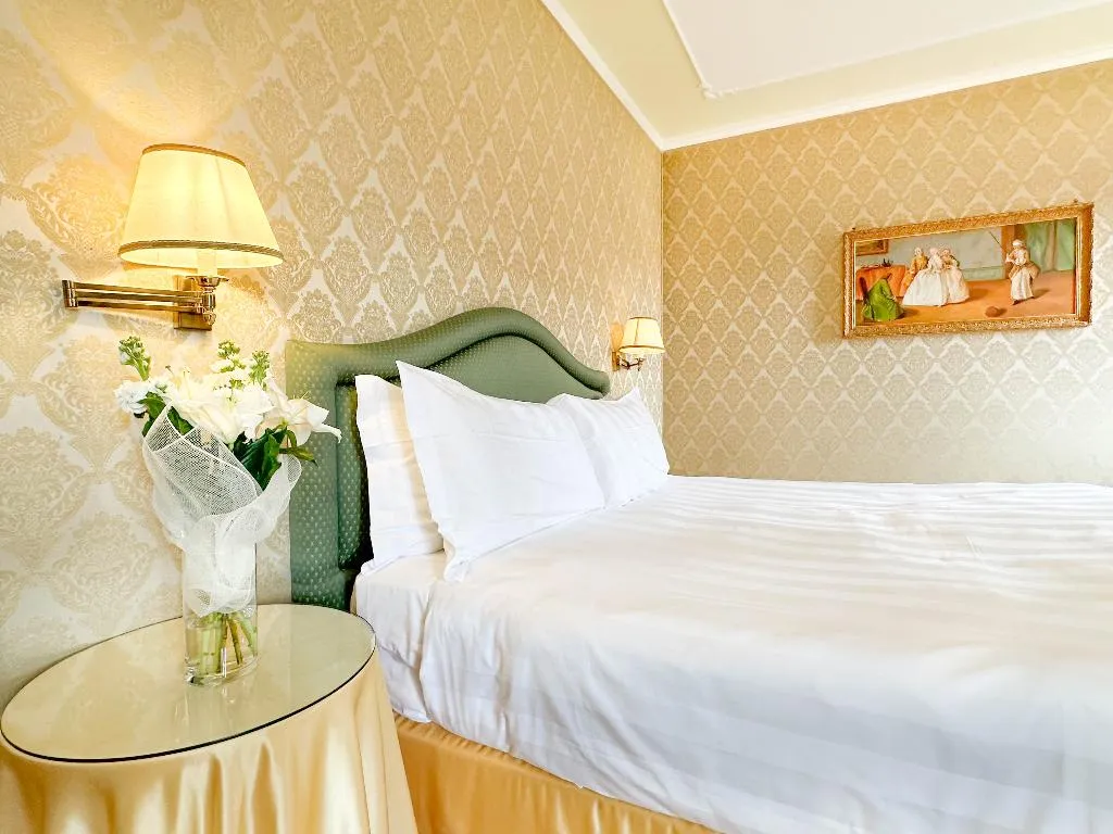 Double or Twin DELUXE CANAL VIEW Room, Colombina, Venice