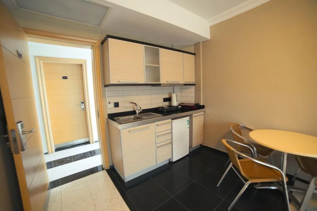 Room, Candan Apart, Dalaman