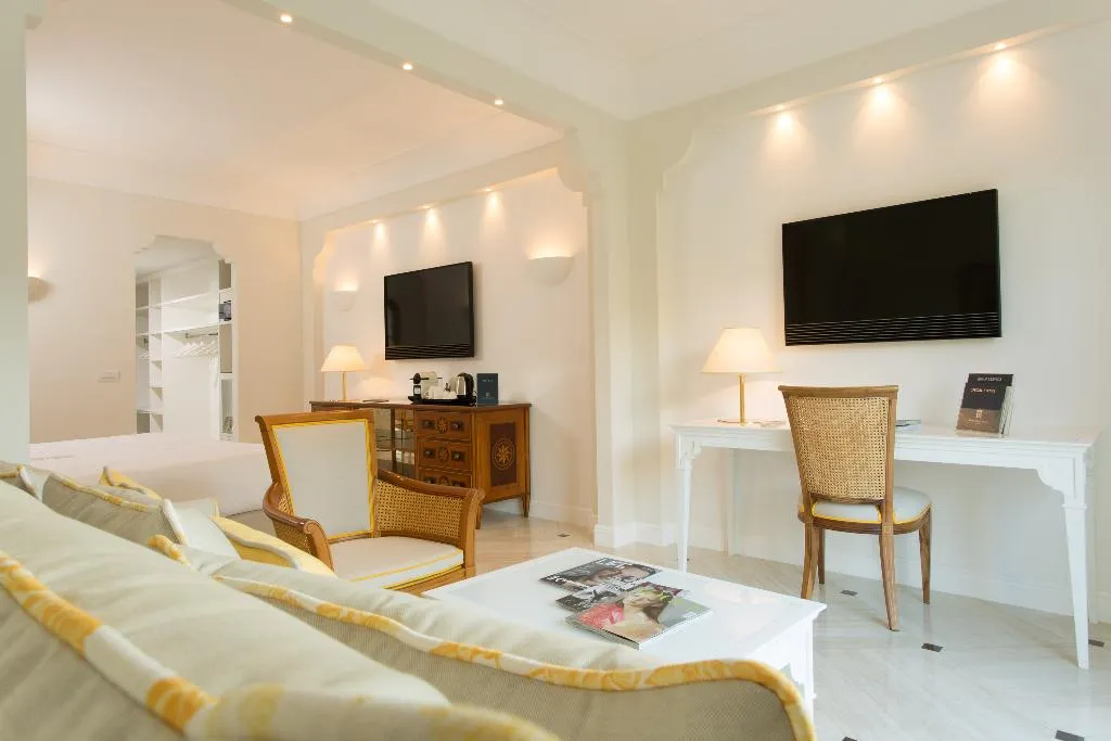 JUNIOR SUITE CITY VIEW Room, Grand Hotel Royal, Naples