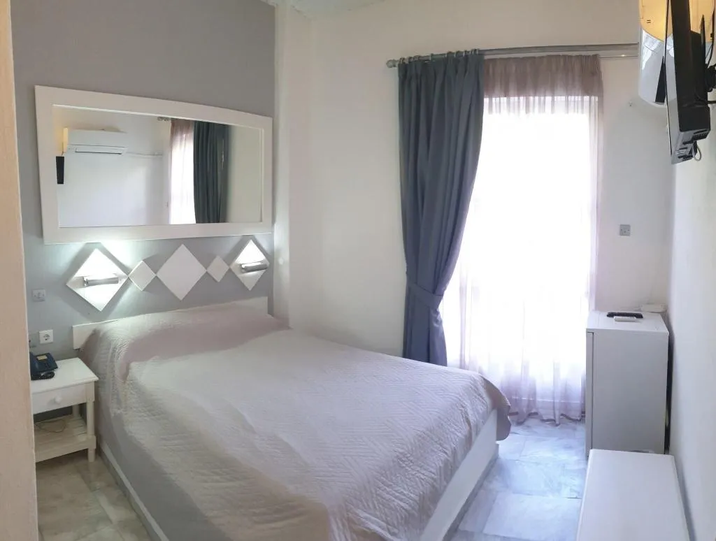SINGLE MOUNTAIN VIEW Room, Porto Castello, Santorini