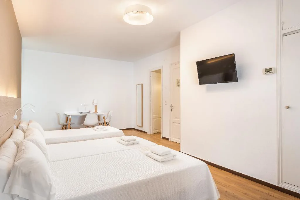 FAMILY ROOM CAPACITY 3 Room, Hostal JUME - URBAN ROOMS, Menorca