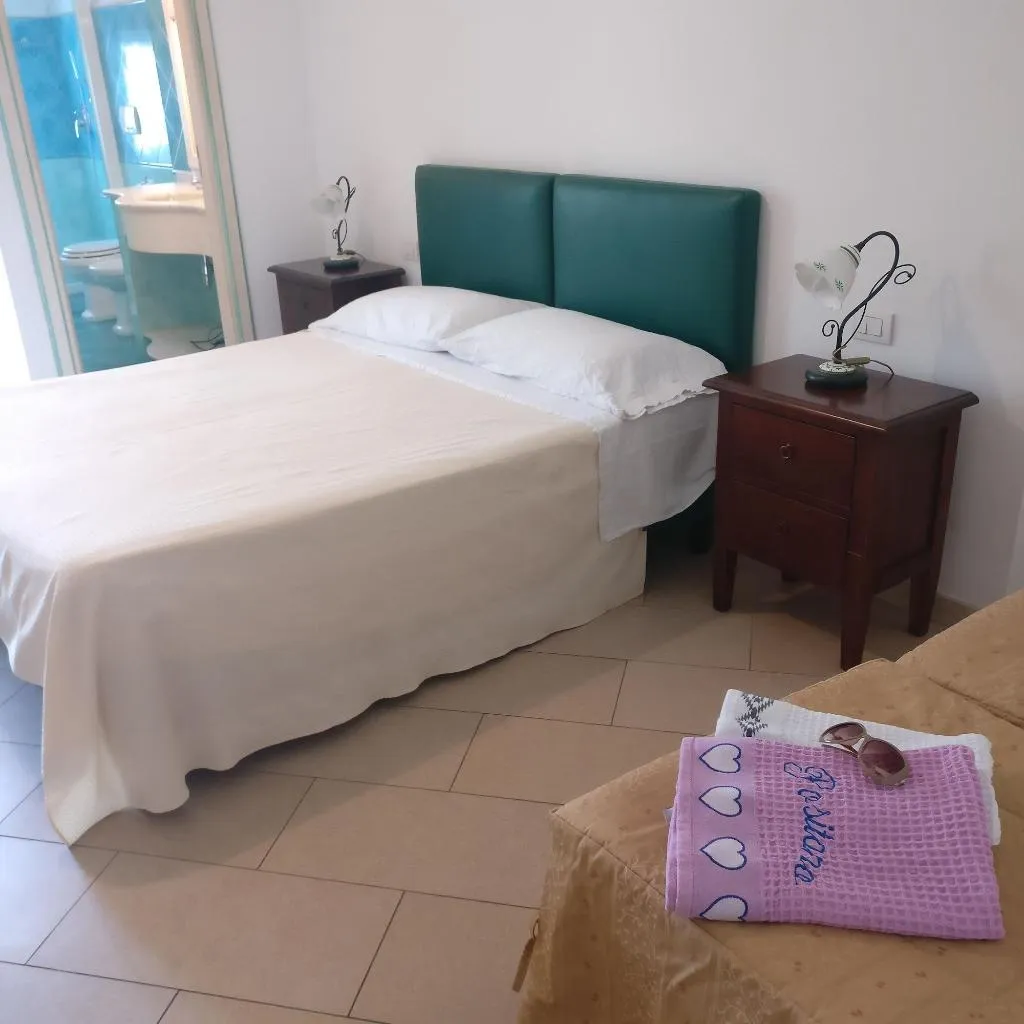 Room, Il Pertuso, Naples