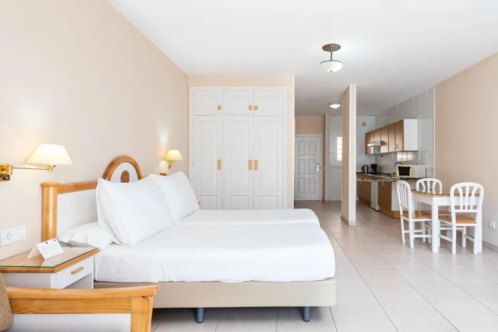 STUDIO CAPACITY 3 Room, El Duque, Tenerife