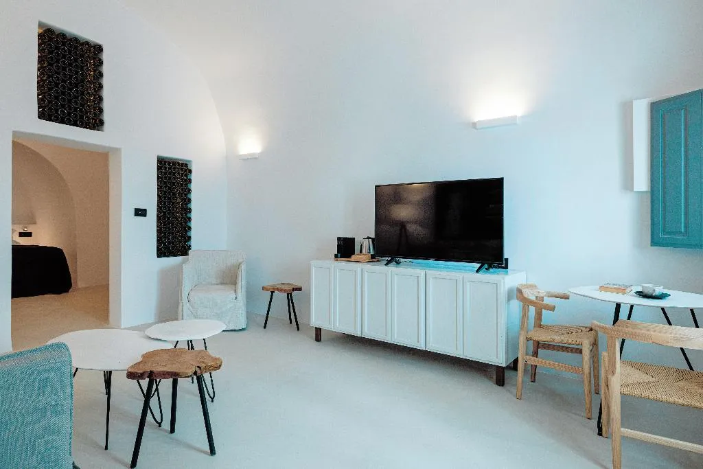 SUITE WITH JACUZZI Room, IKIES Santorini, Santorini