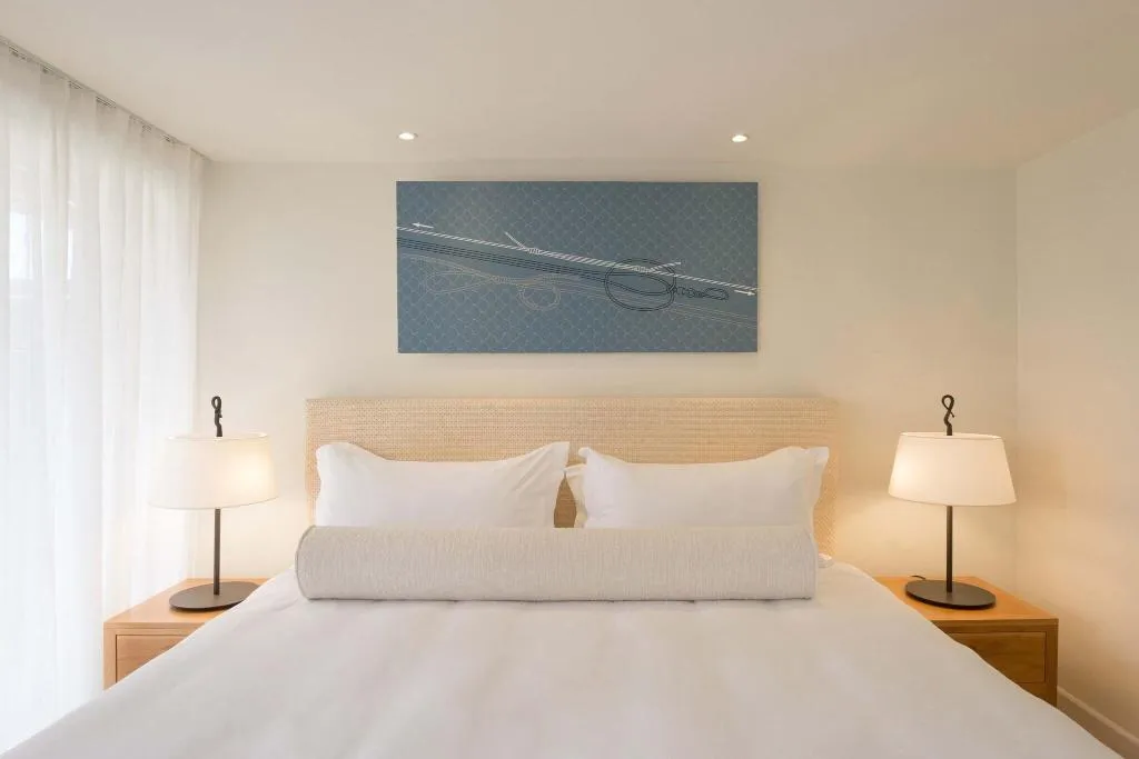 Room, Phaea Blue, a member of SLH, Crete