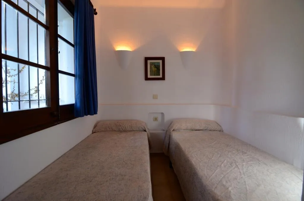 APARTMENT CAPACITY 7 THREE BEDROOMS Room, Piverd Golf, Costa Brava