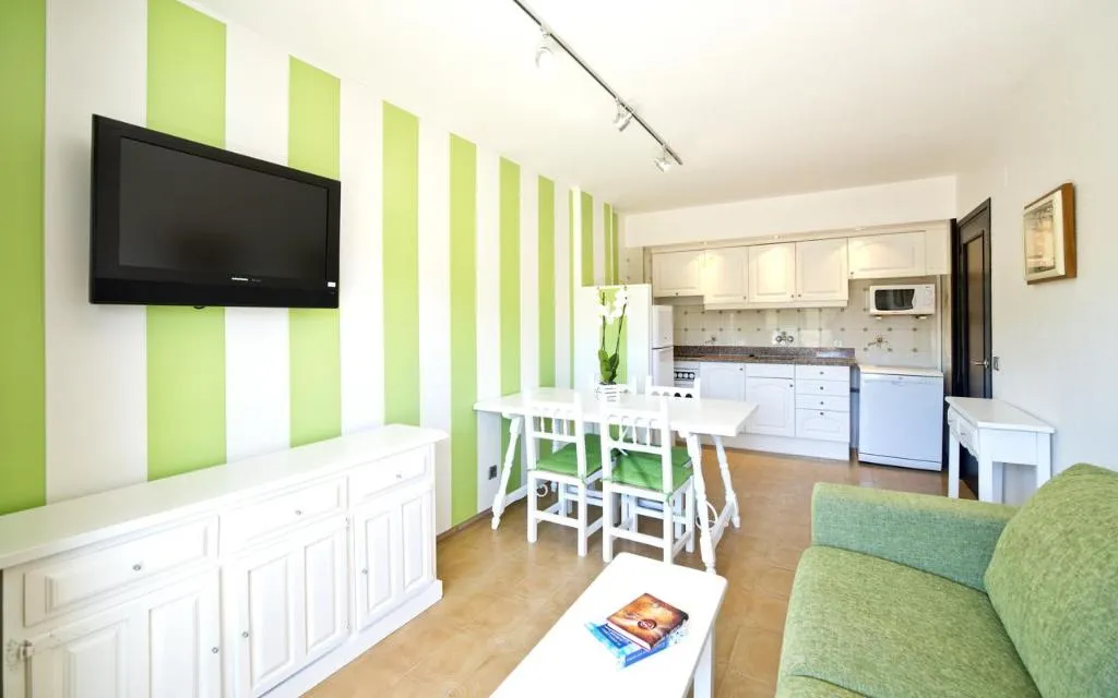 APARTMENT CAPACITY 6 TWO BEDROOMS Room, Apartamentos Salles Beach, Costa Brava