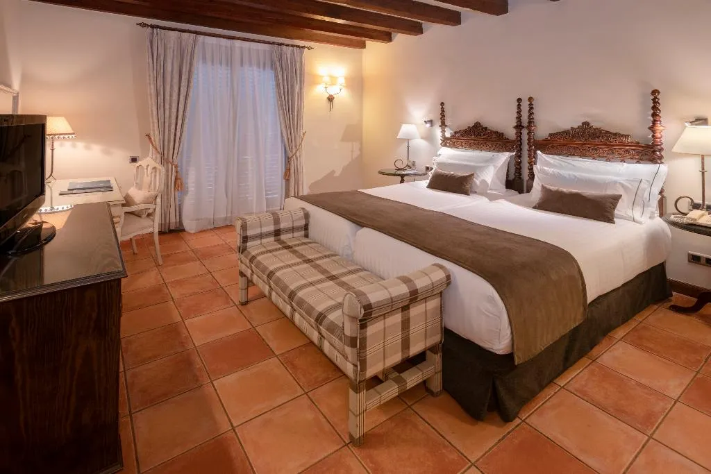 Double or Twin CLASSIC Room, Gran Hotel Rey Don Jaime, Barcelona