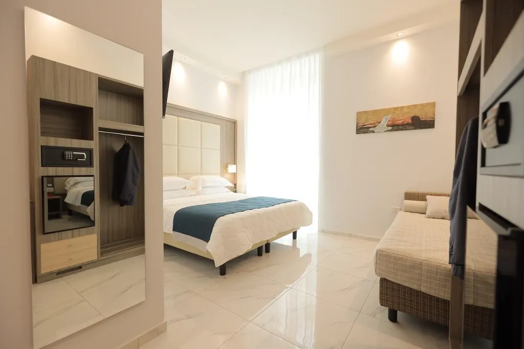 TRIPLE STANDARD Room, Garibaldi Suite, Naples