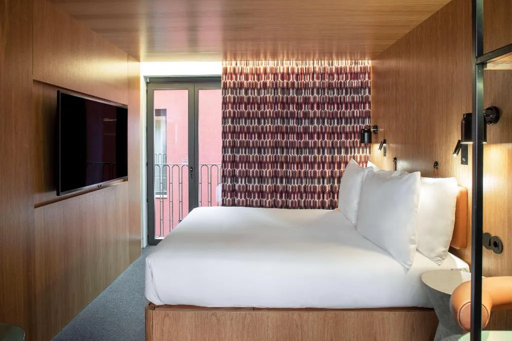 DOUBLE GUEST ROOM KING BED Room, Se Catedral Hotel Porto, Tapestry Collection by Hi, Porto