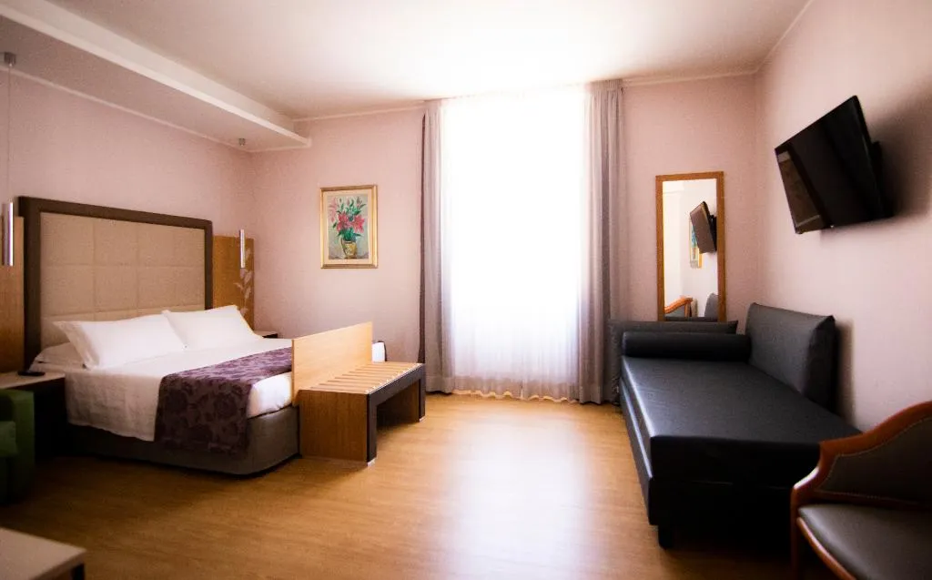 QUADRUPLE WITH VIEWS Room, Giolli Nazionale, Rome