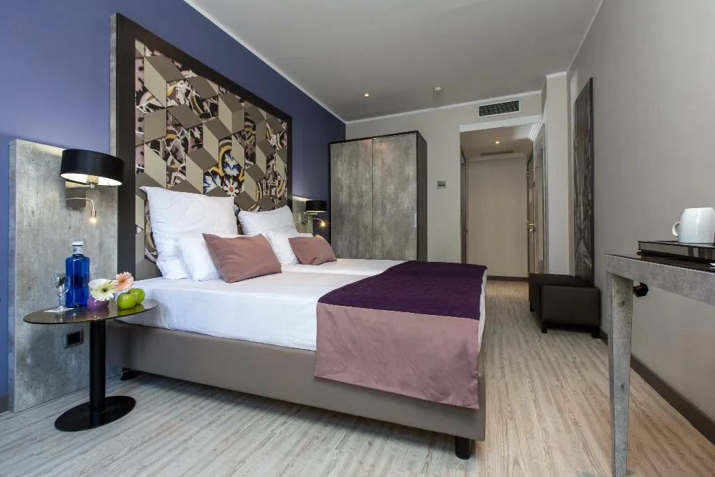 Double or Twin DELUXE Room, Leonardo Hotel Las Ramblas, Barcelona