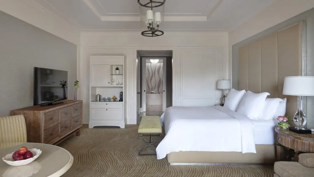 DOUBLE PARTIAL SEA VIEW Room, Four Seasons Resort Dubai at Jumeirah Beach, Dubai
