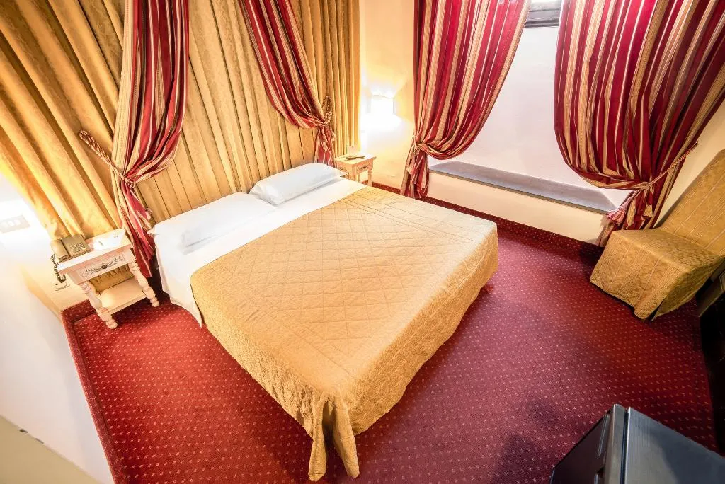 DOUBLE BASIC Room, Paris, Florence
