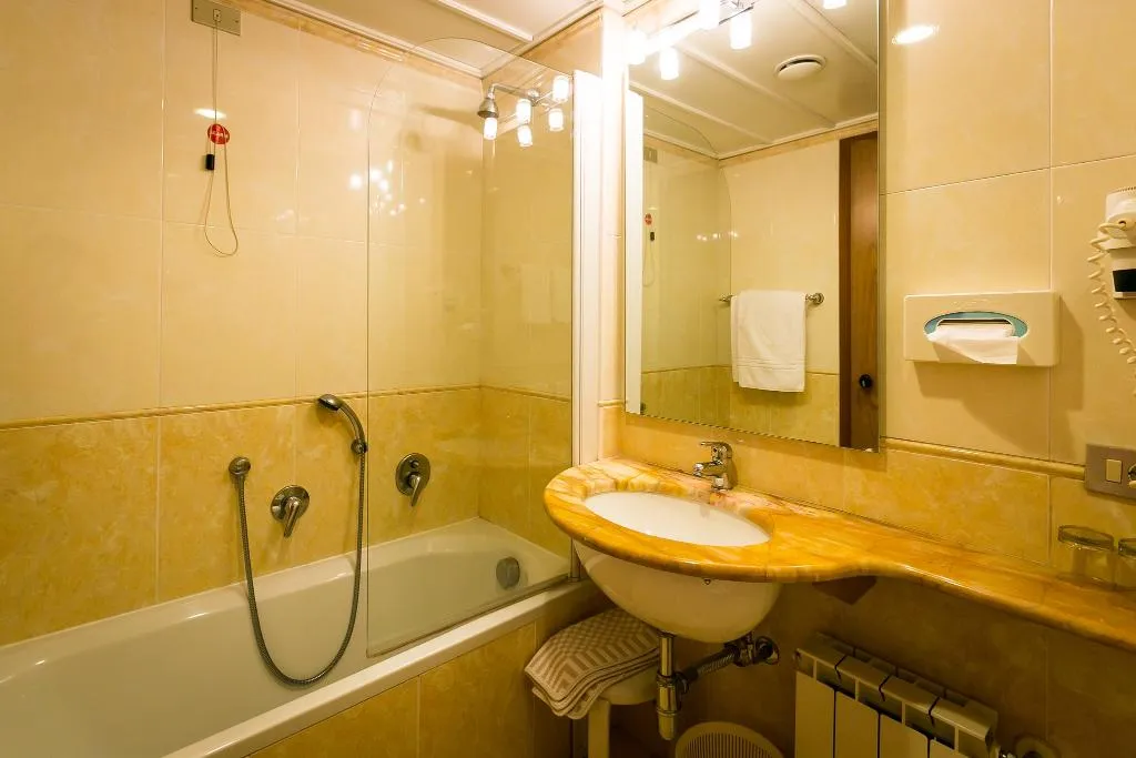 Room, Milan Speranza au Lac, Milan