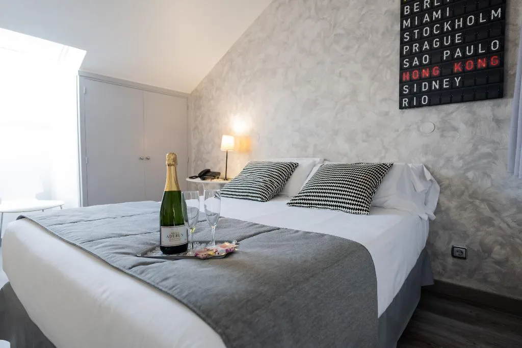 DOUBLE SUPERIOR Room, Aparthotel Atenea Calabria, Barcelona
