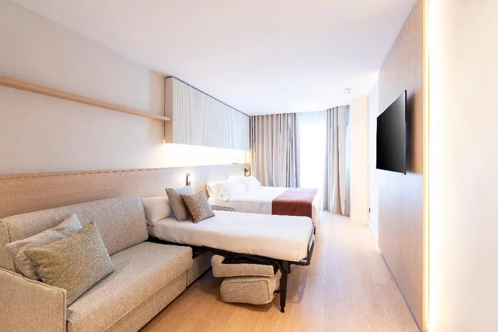 QUADRUPLE SUPERIOR Room, Aparthotel Atenea Calabria, Barcelona