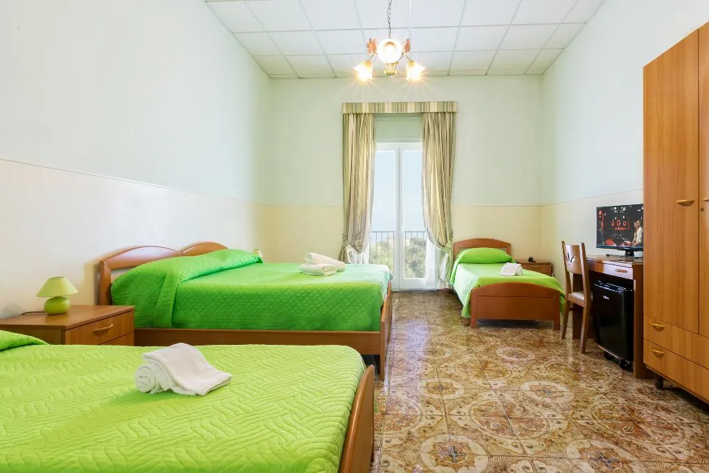 QUADRUPLE SEA VIEW WITH BALCONY Room, Sisters' Hostel, Naples