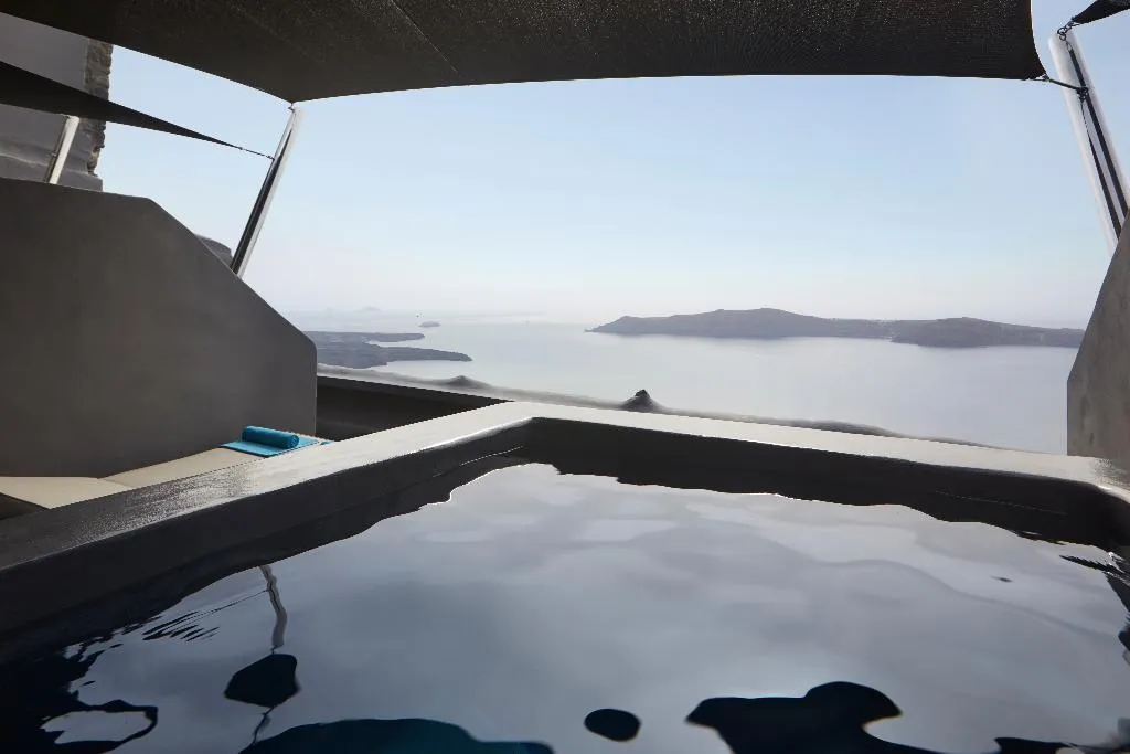 SUITE TWO BEDROOMS WITH PRIVATE POOL Room, Kivotos Santorini, Santorini