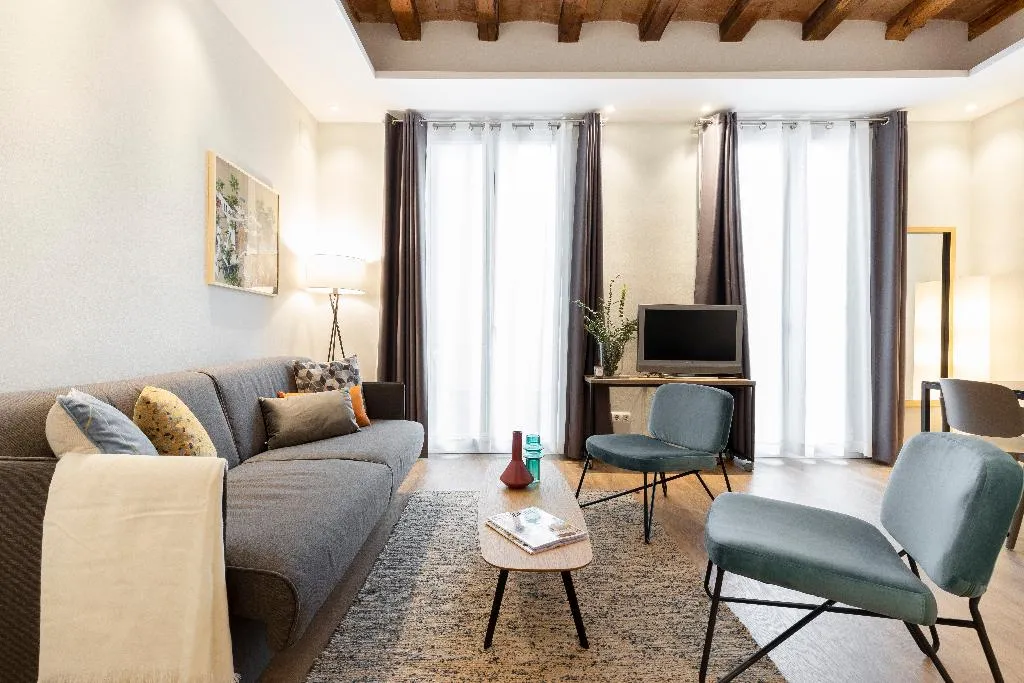 APARTMENT CAPACITY 6 THREE BEDROOM Room, Aspasios Urquinaona Design, Barcelona
