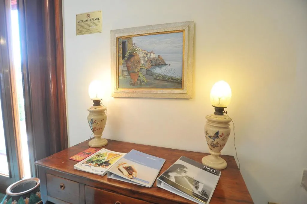 Lobby, Belvedere, Naples