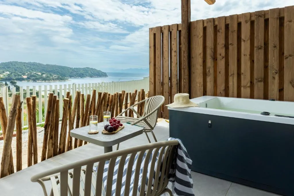DOUBLE DELUXE ONE BED Room, Petra Nera, Skiathos
