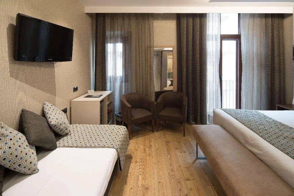 Room, Catalonia Born, Barcelona