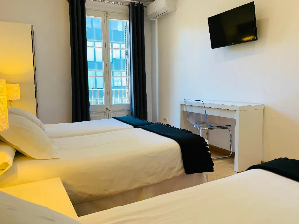 TRIPLE Shared external bathroom Room, Super Balmes Guest House, Barcelona