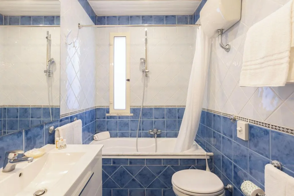 DOUBLE CLASSIC QUEEN BED Room, Hotel Central, Naples