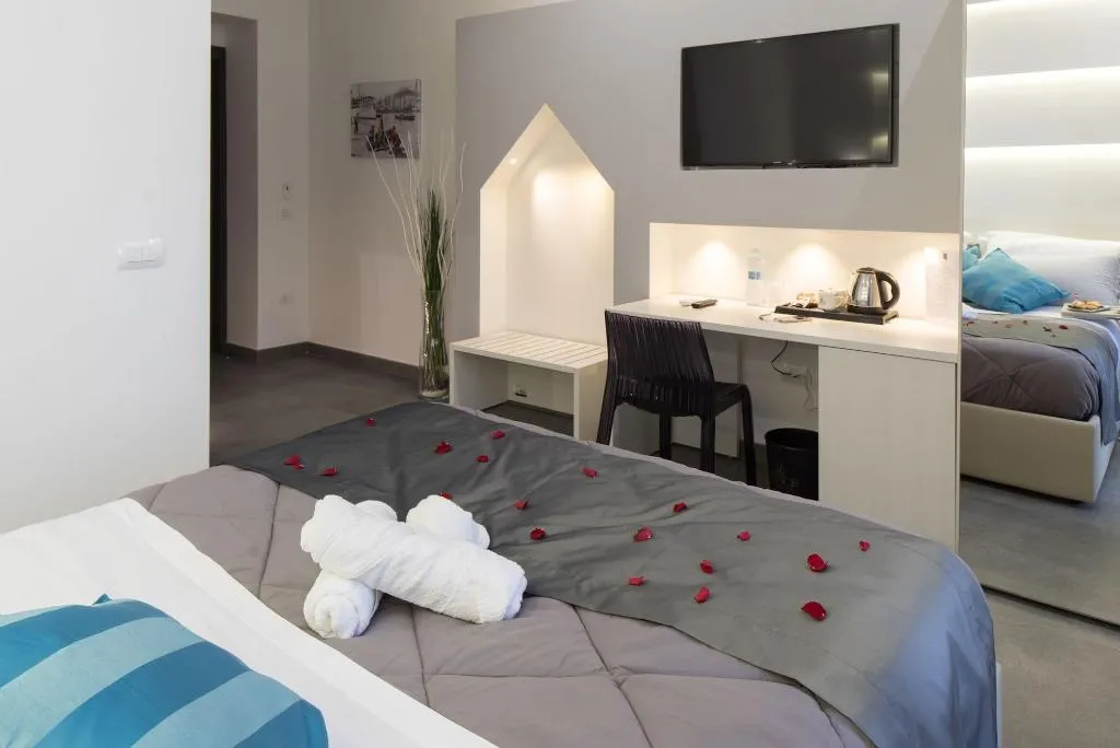 Room, Twice Naples, Naples