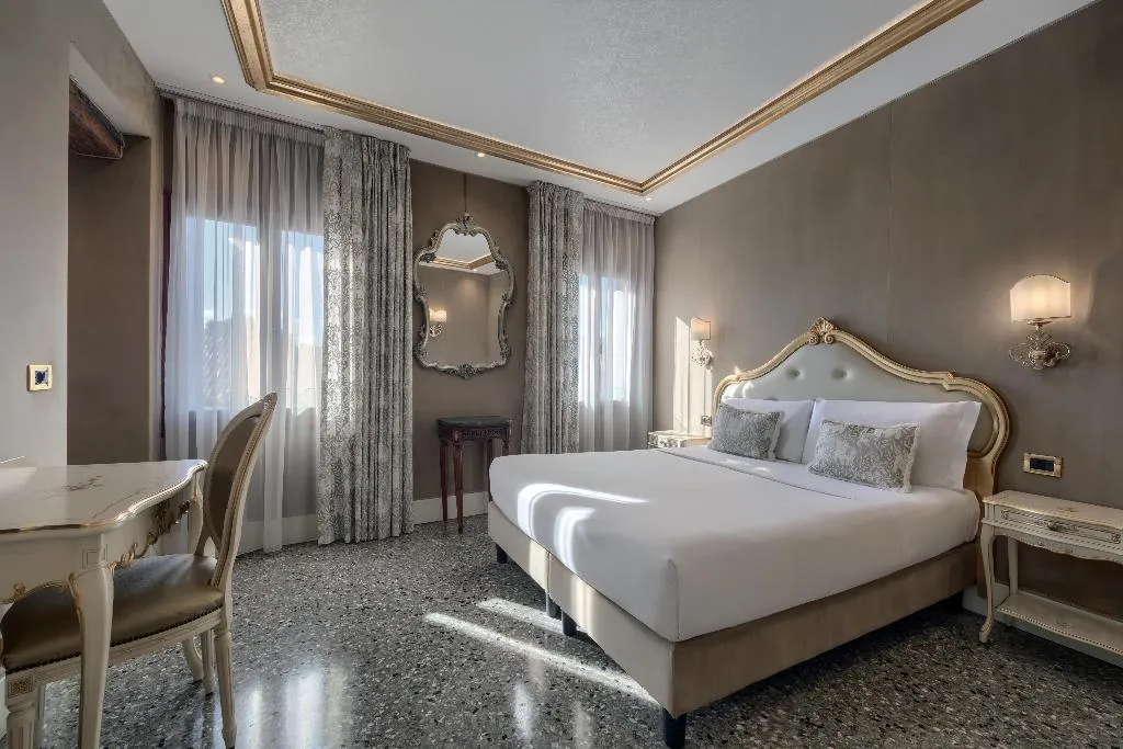 Room QUEEN SIZE BED Room, Hotel Olimpia Venice, BW Signature Collection, Venice