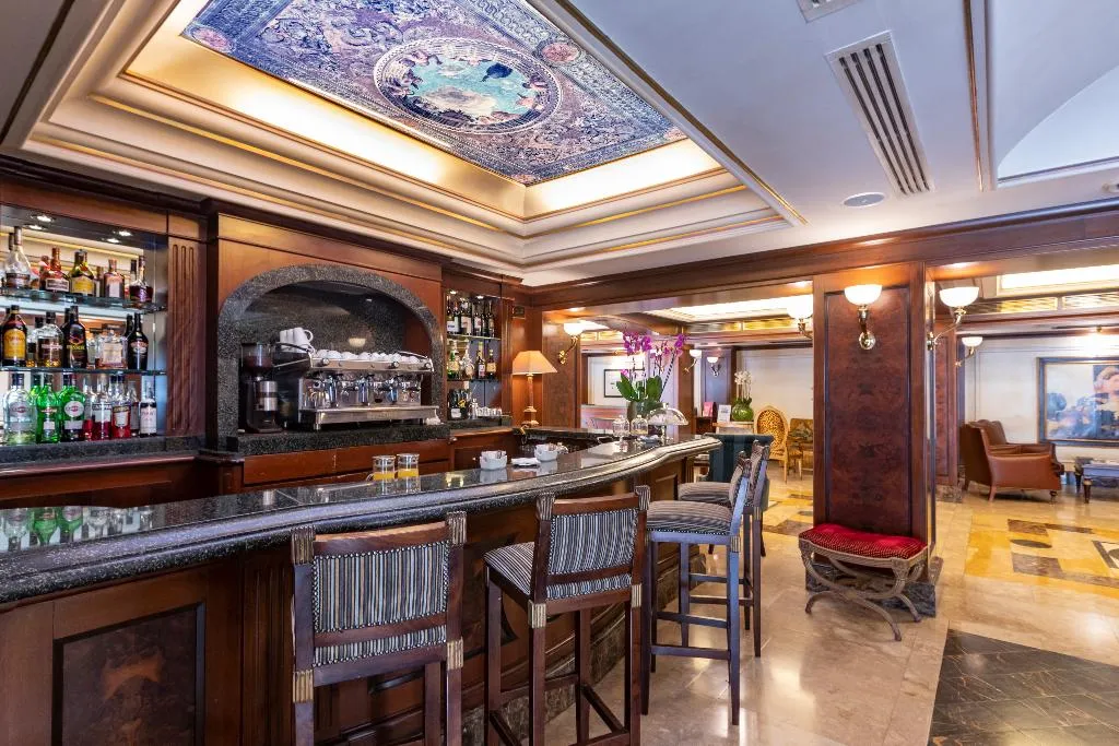 Bar, River Chateau, Rome