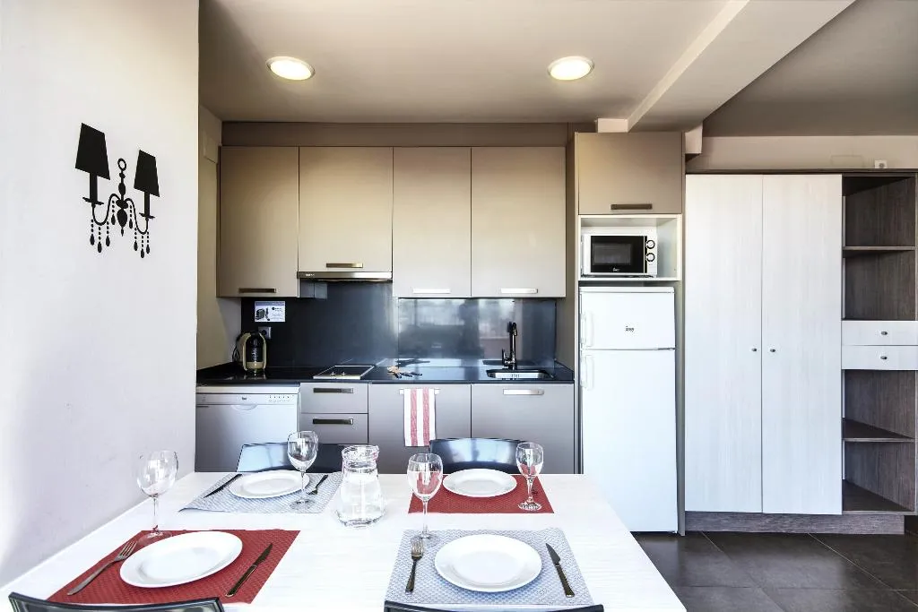 APARTMENT CAPACITY 4 ONE BEDROOM Room, Pierre & Vacances Barcelona Sants, Barcelona