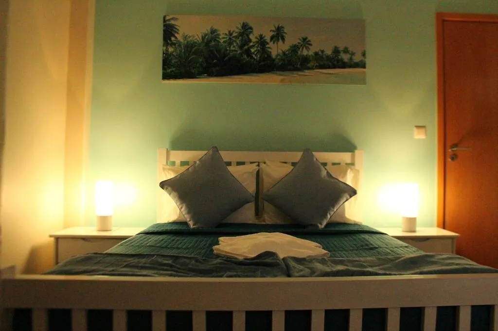 Room, Fx Pena, Madeira