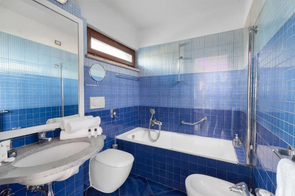 Double or Twin SIDE SEA VIEW Room, Nastro Azzurro Resort, Naples