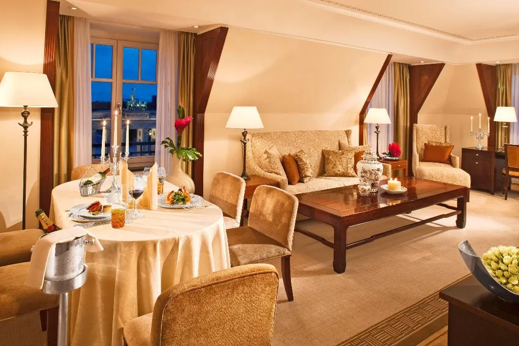 SUITE DELUXE KING BED Room, Adlon Kempinski Berlin, Berlin