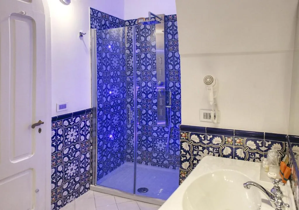 DOUBLE PREMIUM KING BED Room, Hotel Palazzo Confalone, Naples