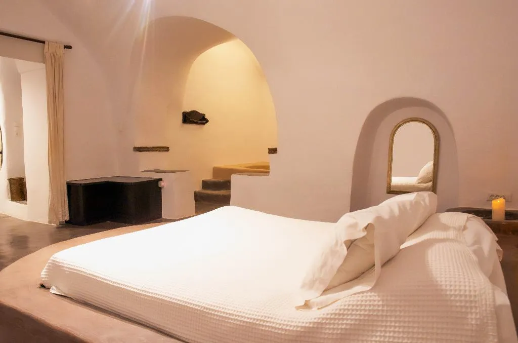 VILLA THREE BEDROOMS WITH PRIVATE POOL Room, Santorini Heritage Villas & Mansions, Santorini