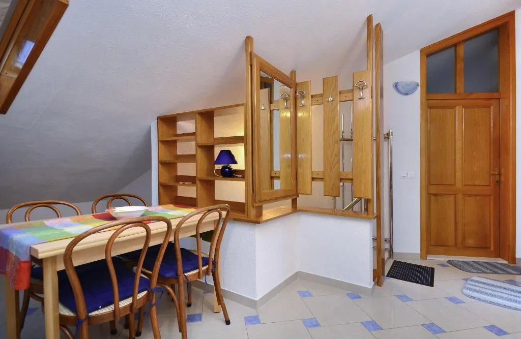 Room, House Topic, Split
