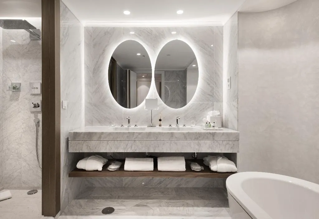 JUNIOR SUITE WITH VIEWS Room, NH Collection Madrid Eurobuilding, Madrid
