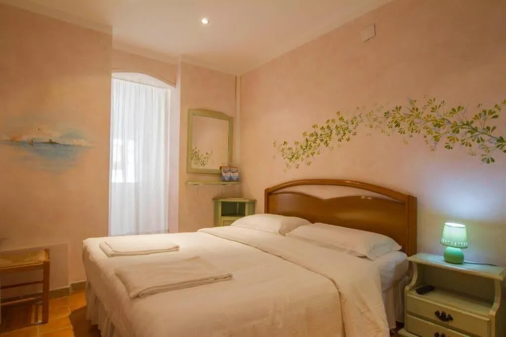 Room, Elisart, Alghero